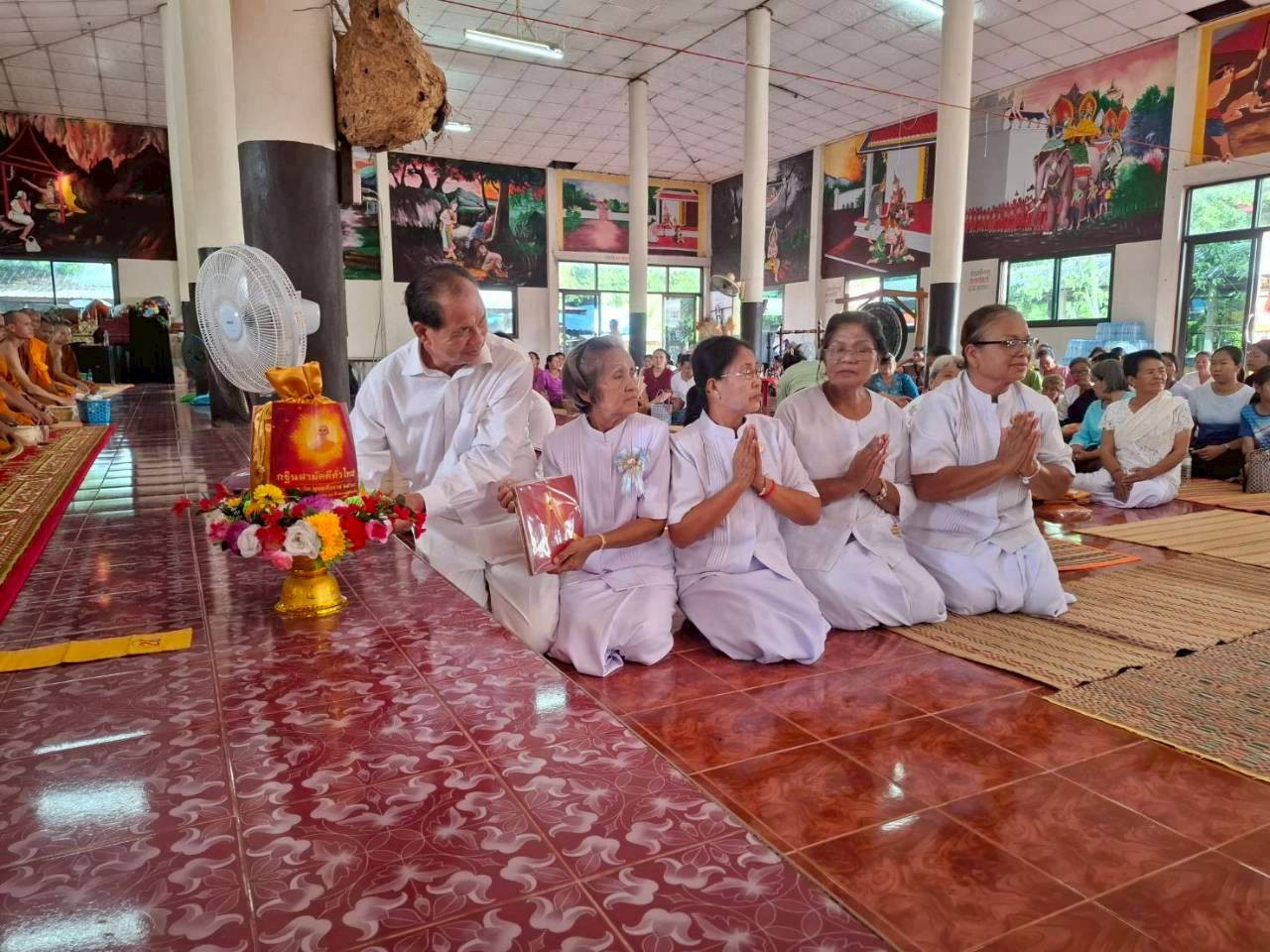 ภาพหมู่ถือพานถวายปัจจัยวัดสุทธิวิเวกวิทยาราม