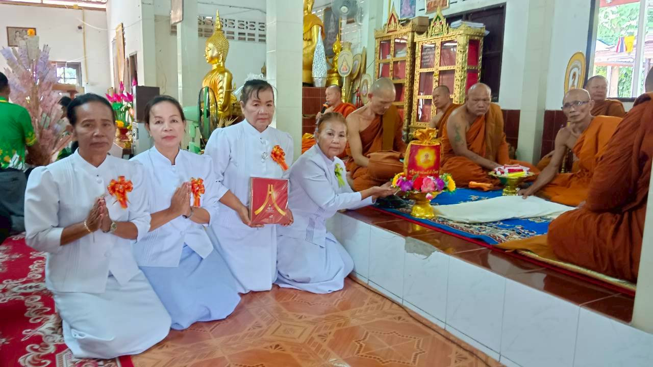 ภาพหมู่ถือพานถวายปัจจัยวัดป่าเลไลย์