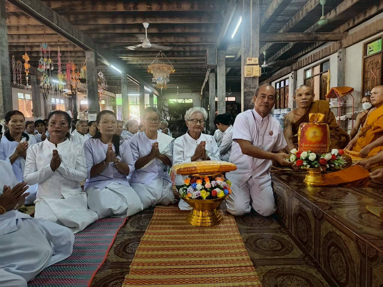 ภาพหมู่ถือพานถวายปัจจัยวัดกุงศรีสันติยาราม