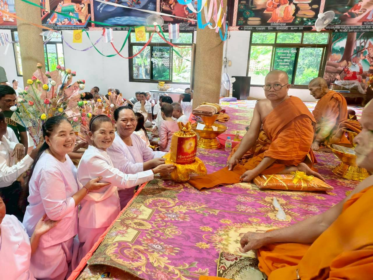 ภาพหมู่ถือพานถวายปัจจัยวัดศิริสว่าง