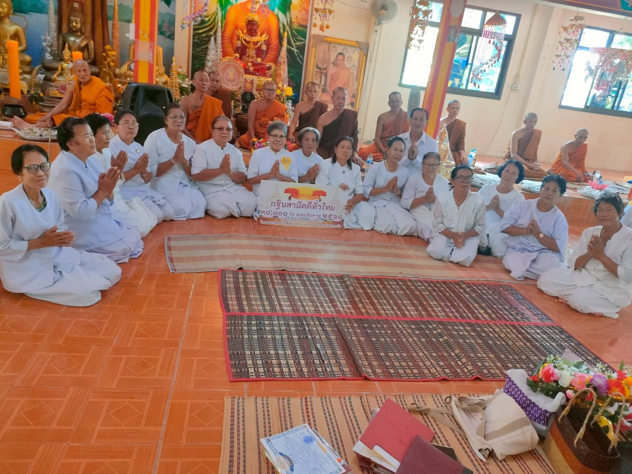 ภาพหมู่ถือพานถวายปัจจัยวัดชัยมงคล