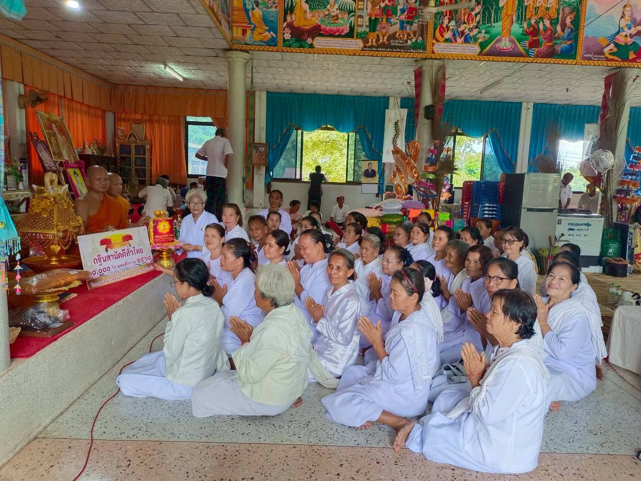 ภาพหมู่ถือพานถวายปัจจัยวัดวิเศษมงคล