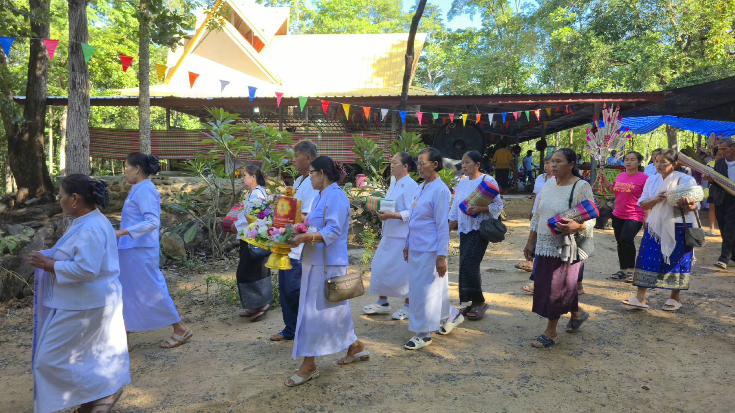 ภาพร่วมขบวนกฐินวัดสว่างธรรมบรรดาร