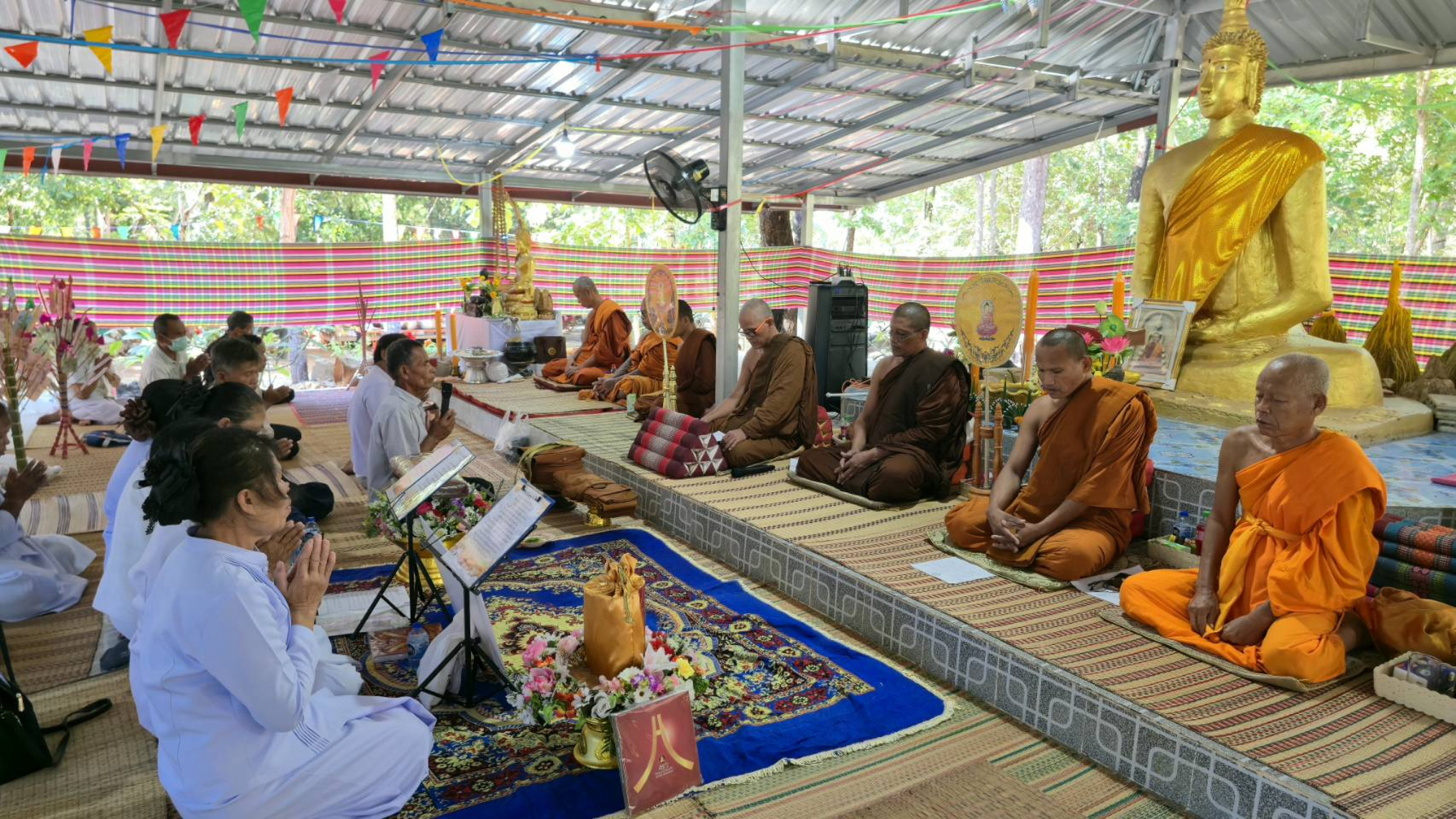 ภาพร่วมพิธีกรรมวัดสว่างธรรมบรรดาร