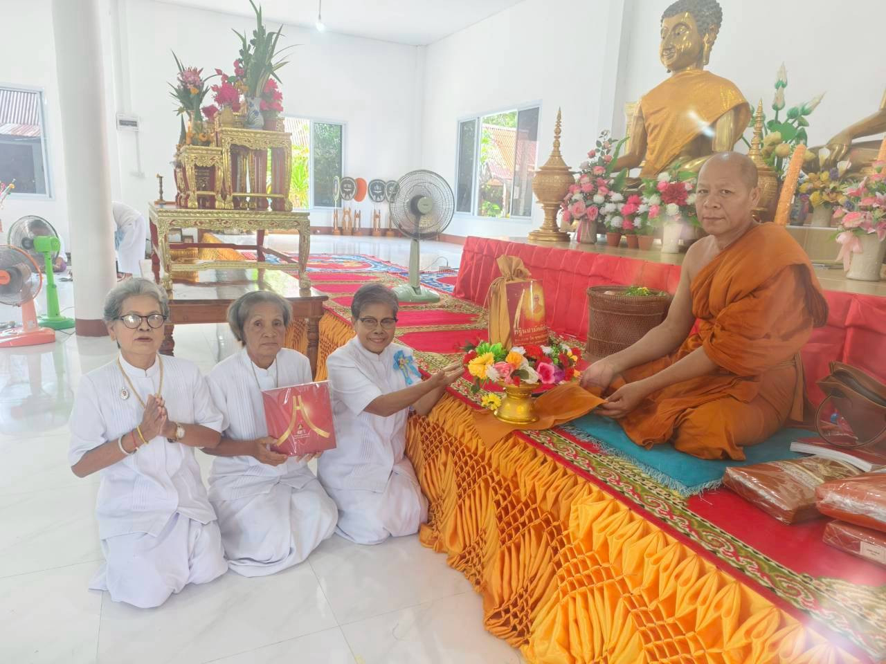 ภาพการถวายปัจจัยวัดพิชัยวิเวก
