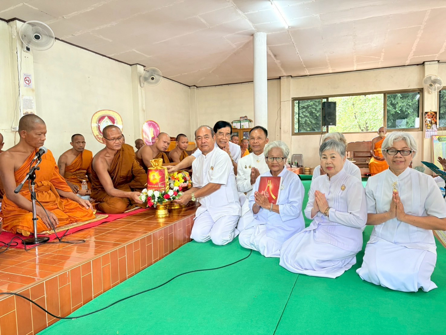 ภาพการถวายปัจจัยวัดนิคมคณาราม