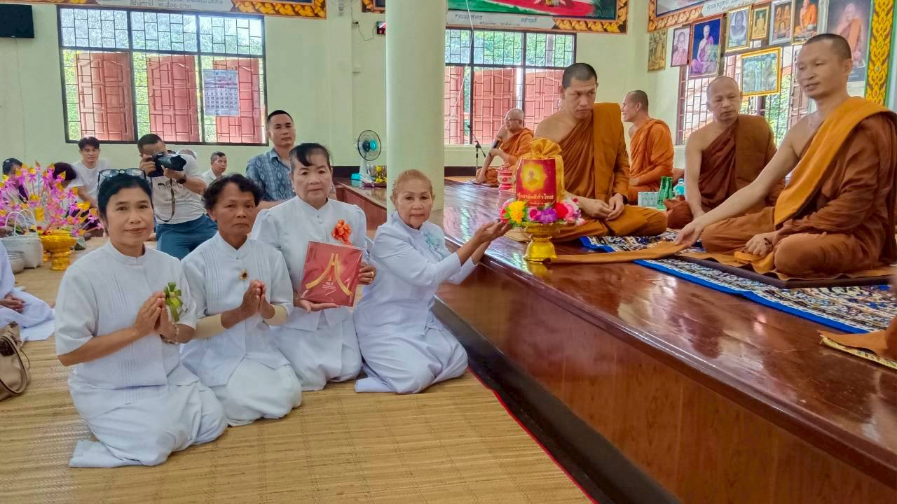 ภาพหมู่ถือพานถวายปัจจัยวัดทรงชัยวนาราม