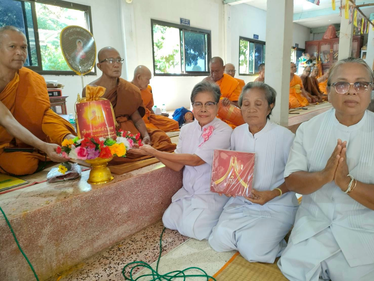 ภาพการถวายปัจจัยวัดโพธิ์ชัยสะอาด