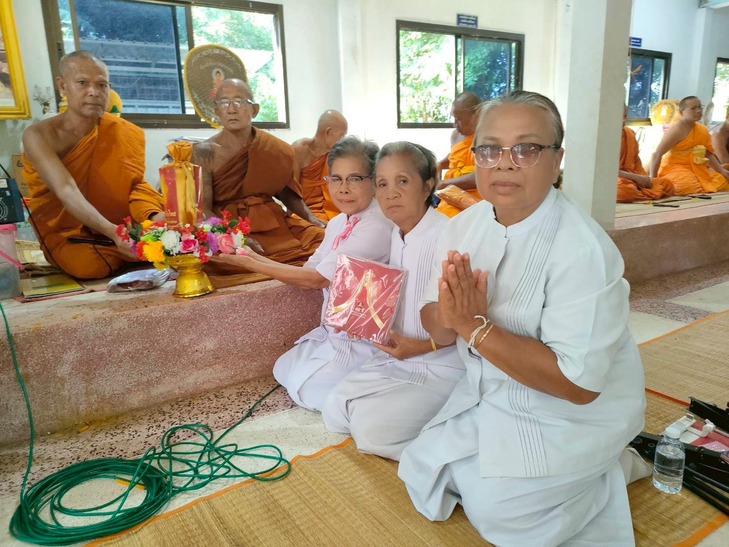 ภาพหมู่ถือพานถวายปัจจัยวัดโพธิ์ชัยสะอาด