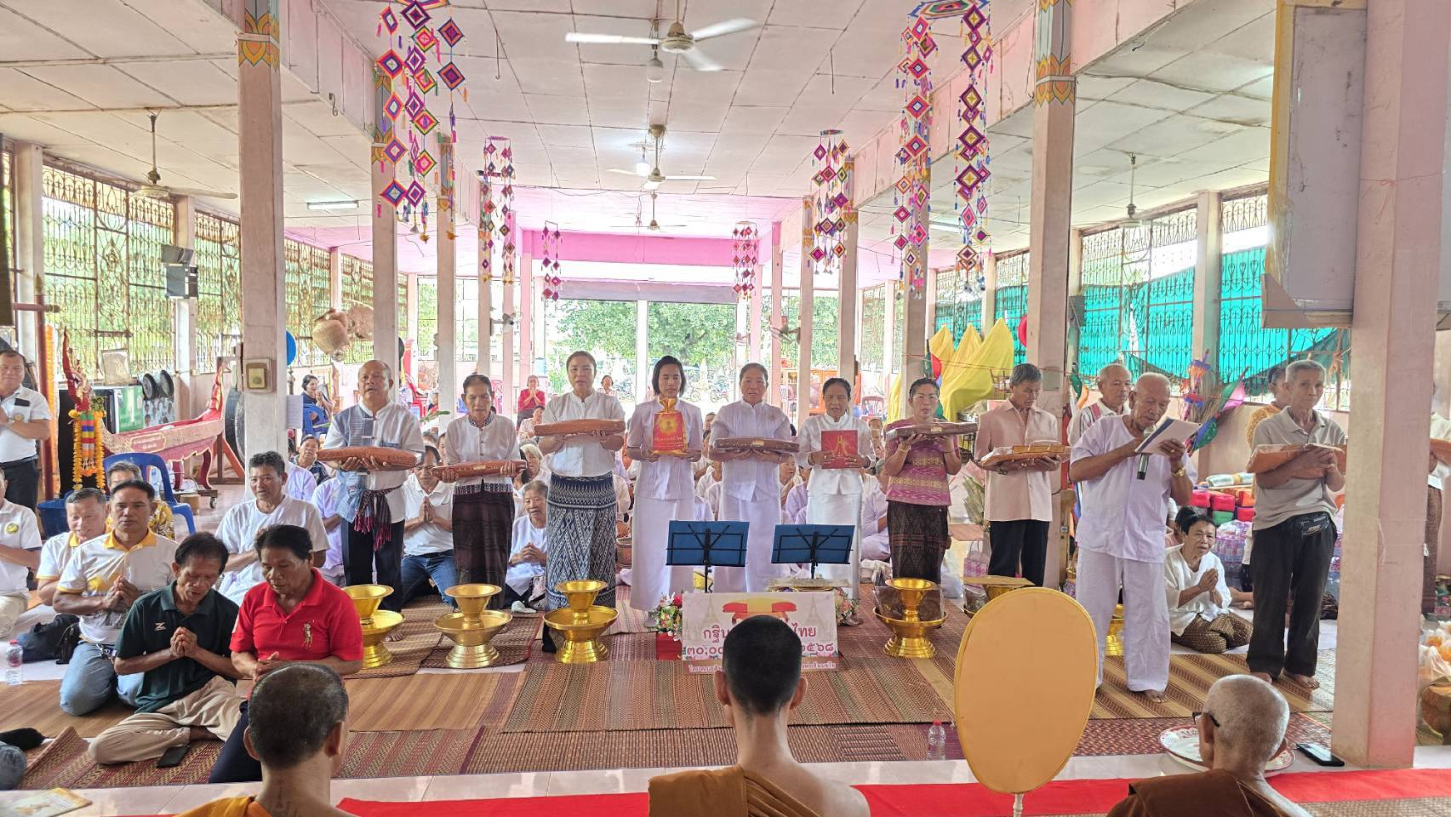 ภาพร่วมพิธีกรรมวัดจอมมณี