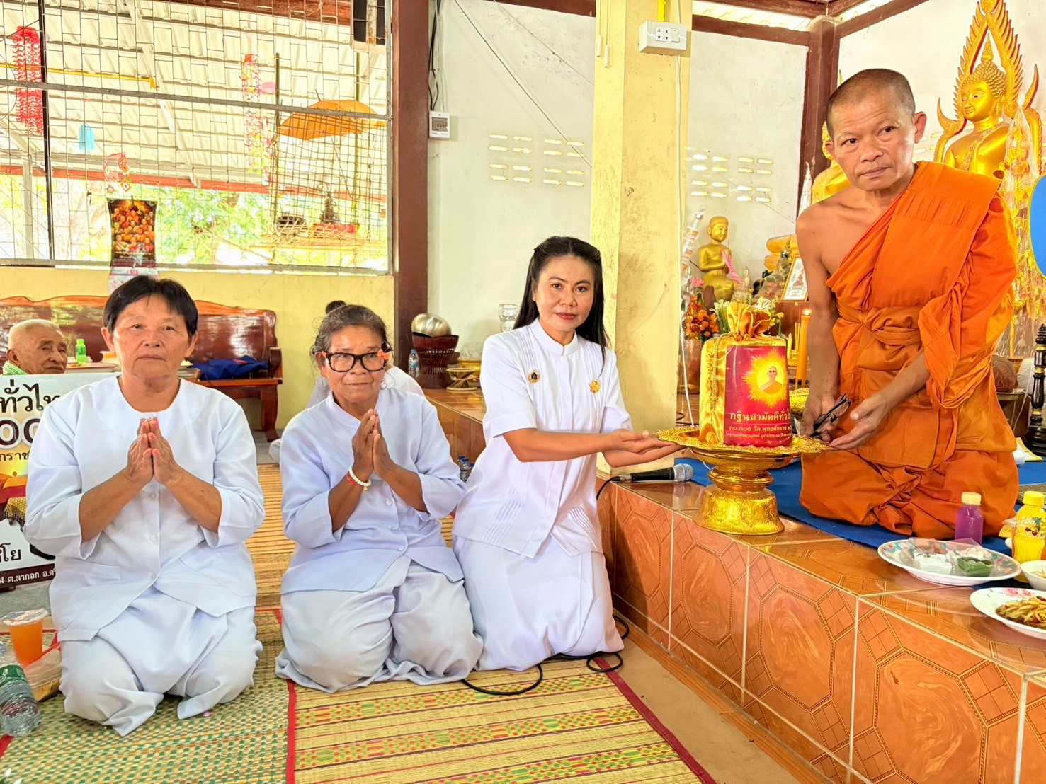 ภาพการถวายปัจจัยวัดสว่างเทพนาราม