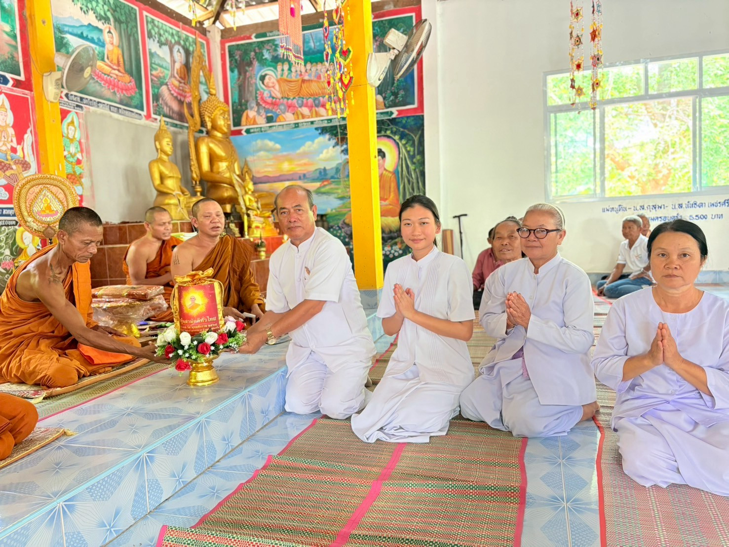 ภาพหมู่ถือพานถวายปัจจัยวัดบูรณะสีมาราม