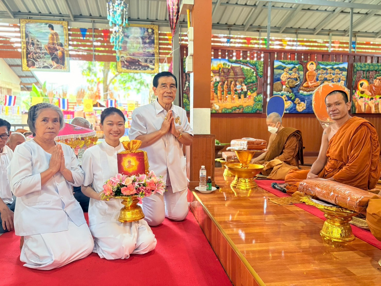 ภาพหมู่ถือพานถวายปัจจัยวัดศรีวิสุทธิวราราม