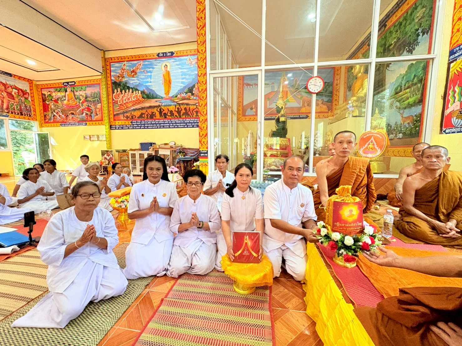 ภาพหมู่ถือพานถวายปัจจัยวัดป่าศิริธรรมชาติ