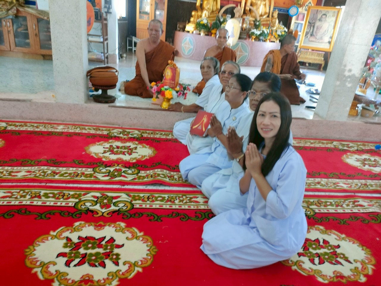 ภาพหมู่ถือพานถวายปัจจัยวัดทุ่งสว่างราษฎร์บำรุง