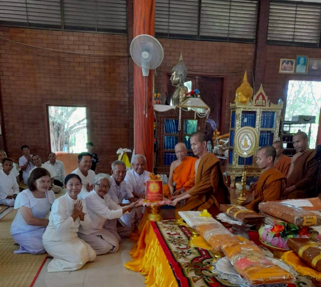 ภาพการถวายปัจจัยวัดป่าไร่ม่วงเหนือ