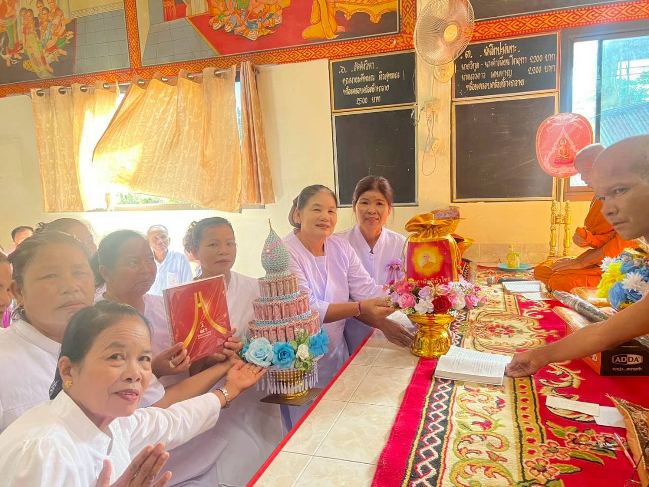 ภาพหมู่ถือพานถวายปัจจัยวัดป่าสามัคคีวนาราม