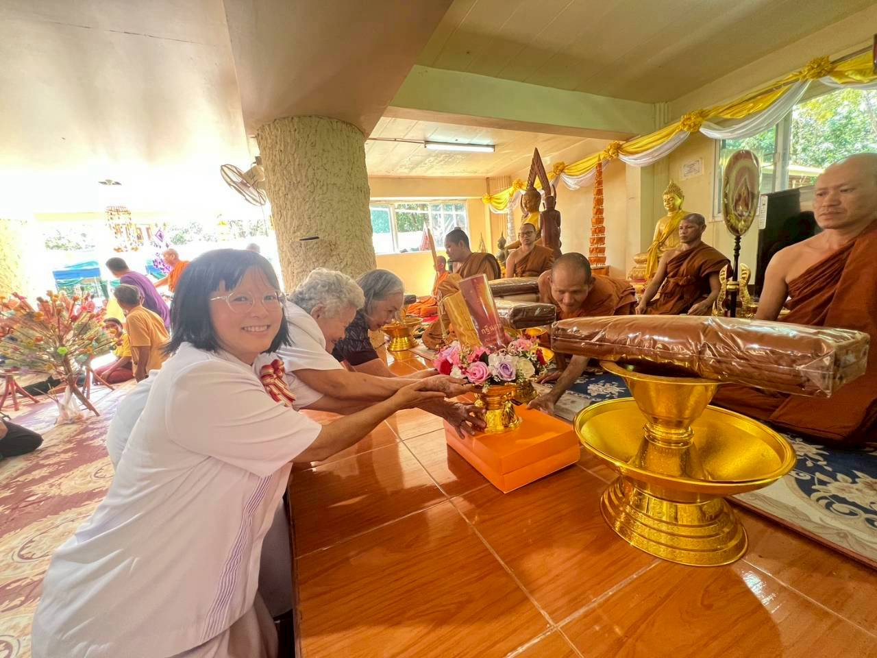 ภาพการถวายปัจจัยวัดป่าคำไก่แก้ว