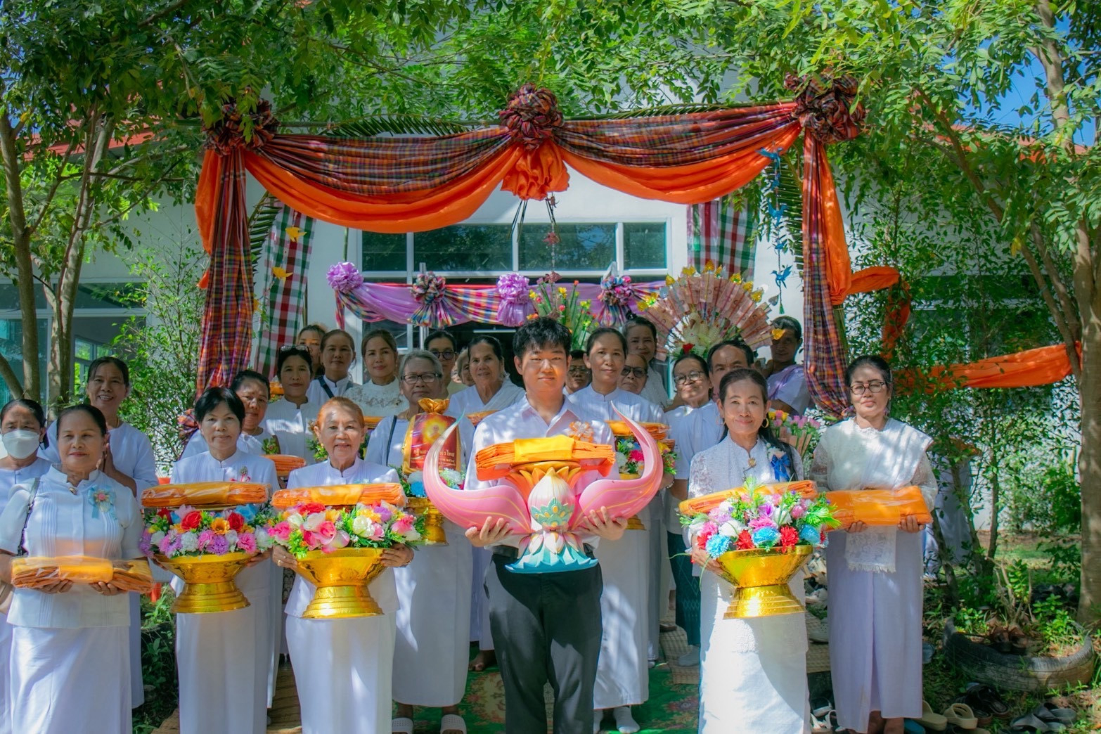 ภาพหมู่ถือพานถวายปัจจัยศูนย์ปฏิบัติธรรมแก้วนากลาง