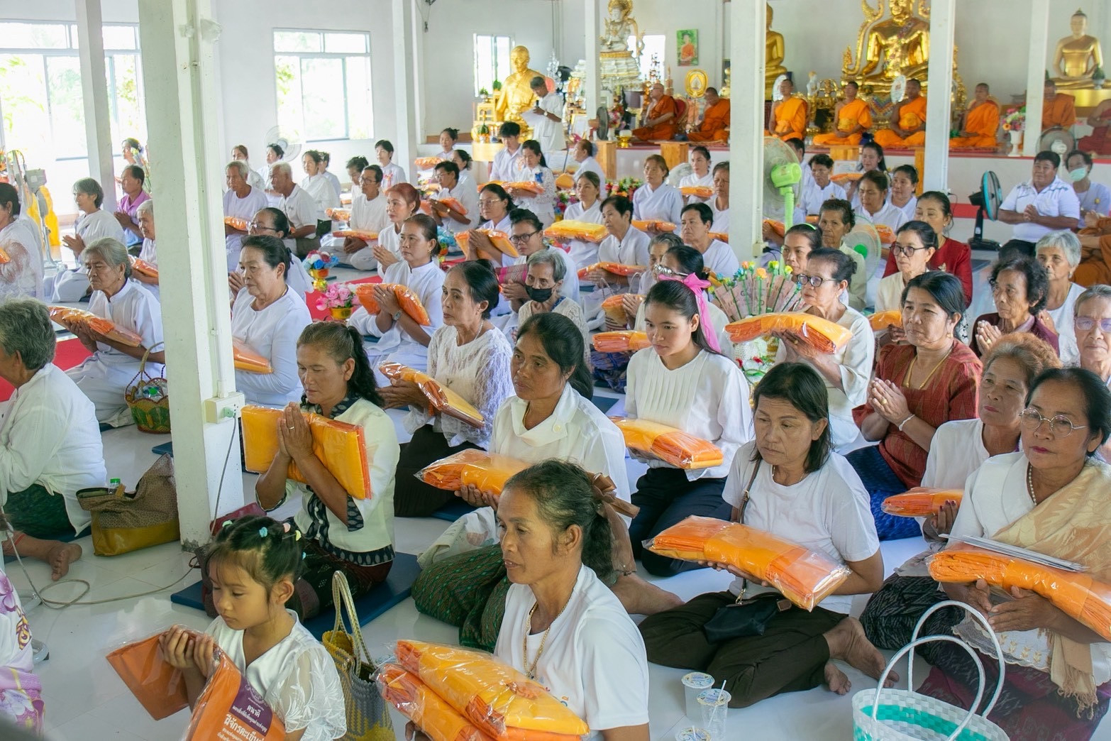 ภาพร่วมพิธีกรรมศูนย์ปฏิบัติธรรมแก้วนากลาง