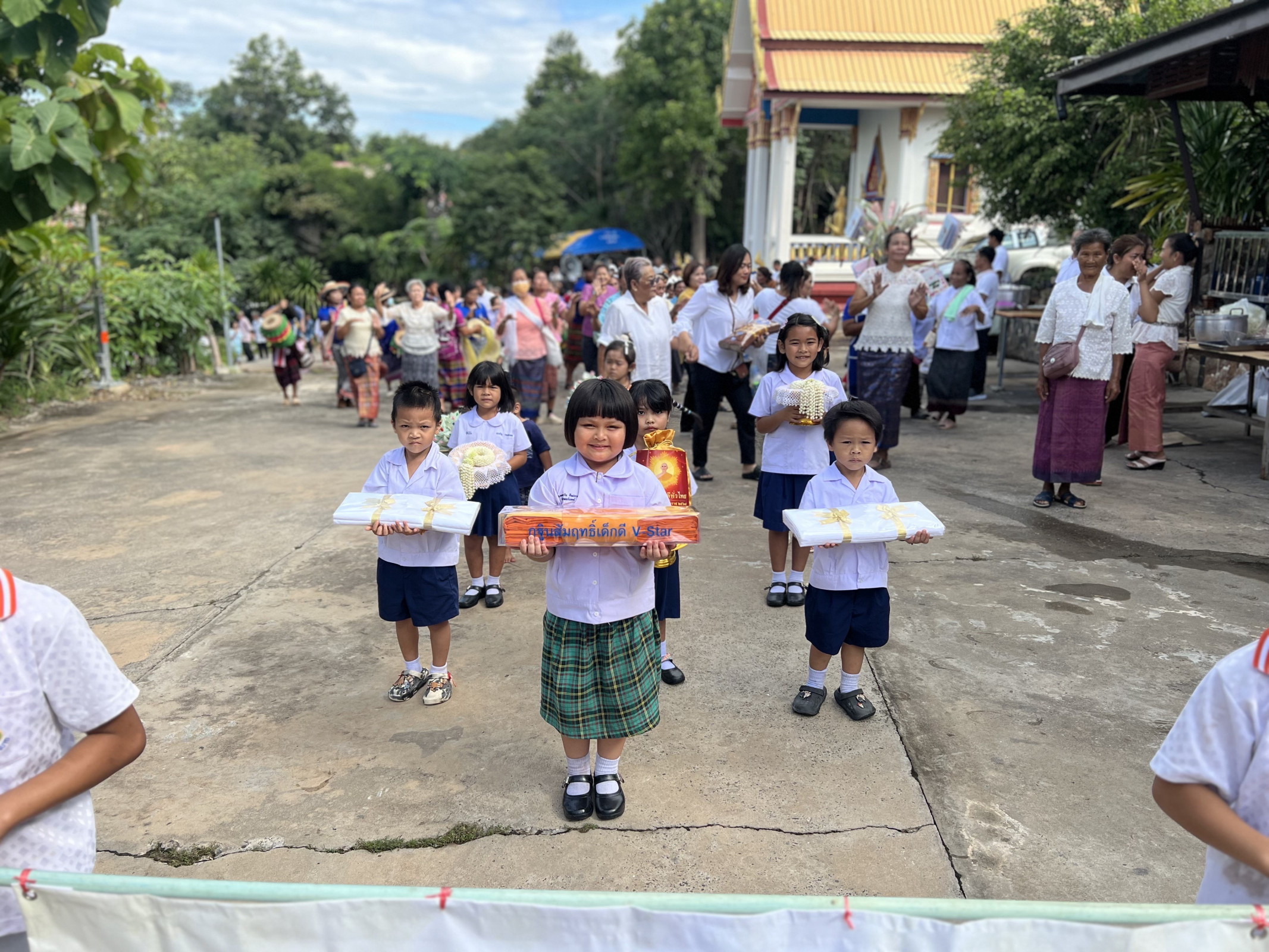 ภาพร่วมขบวนกฐินวัดพระพุทธบาทภูเก้า