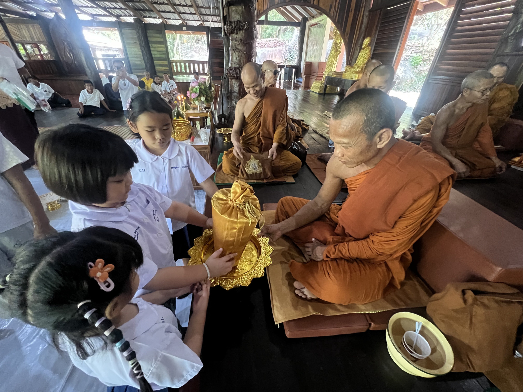 ภาพหมู่ถือพานถวายปัจจัยวัดพระพุทธบาทภูเก้า