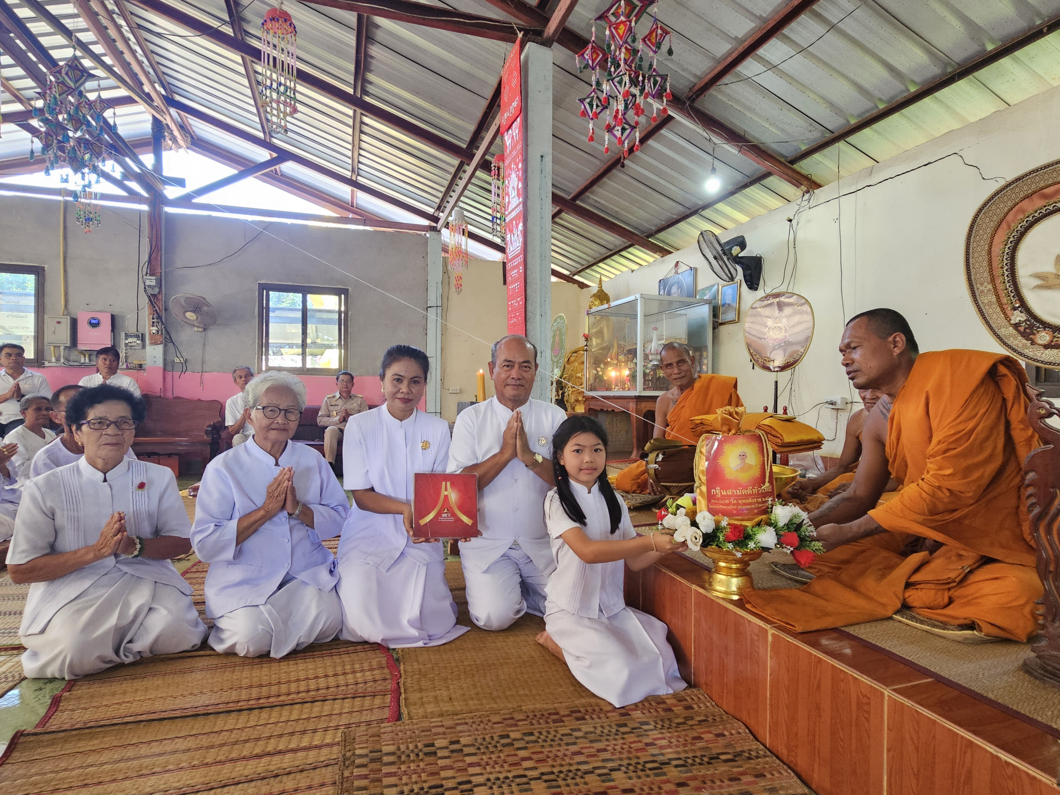 ภาพการถวายปัจจัยวัดป่าอรุโณธรรม