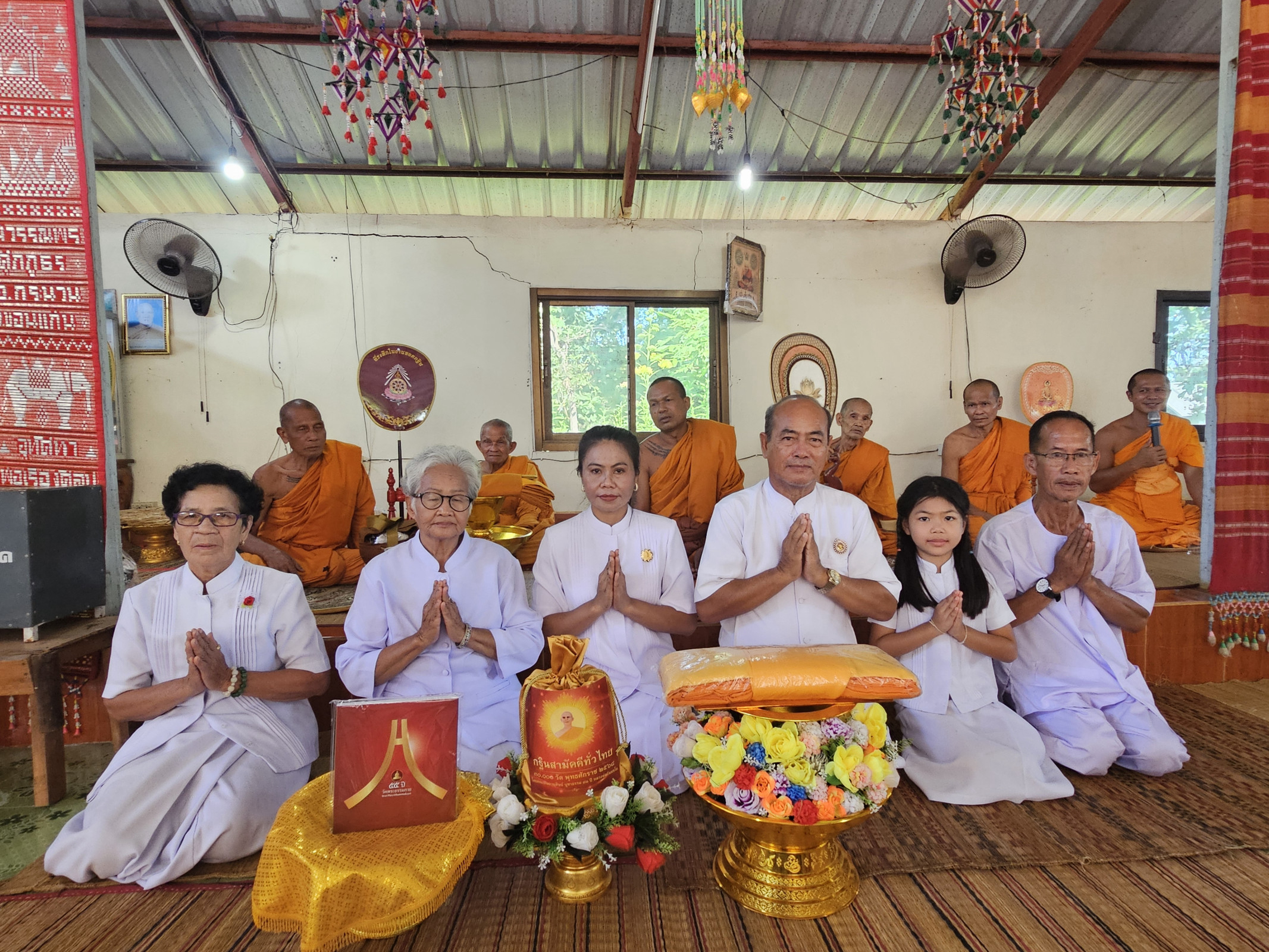 ภาพหมู่ถือพานถวายปัจจัยวัดป่าอรุโณธรรม