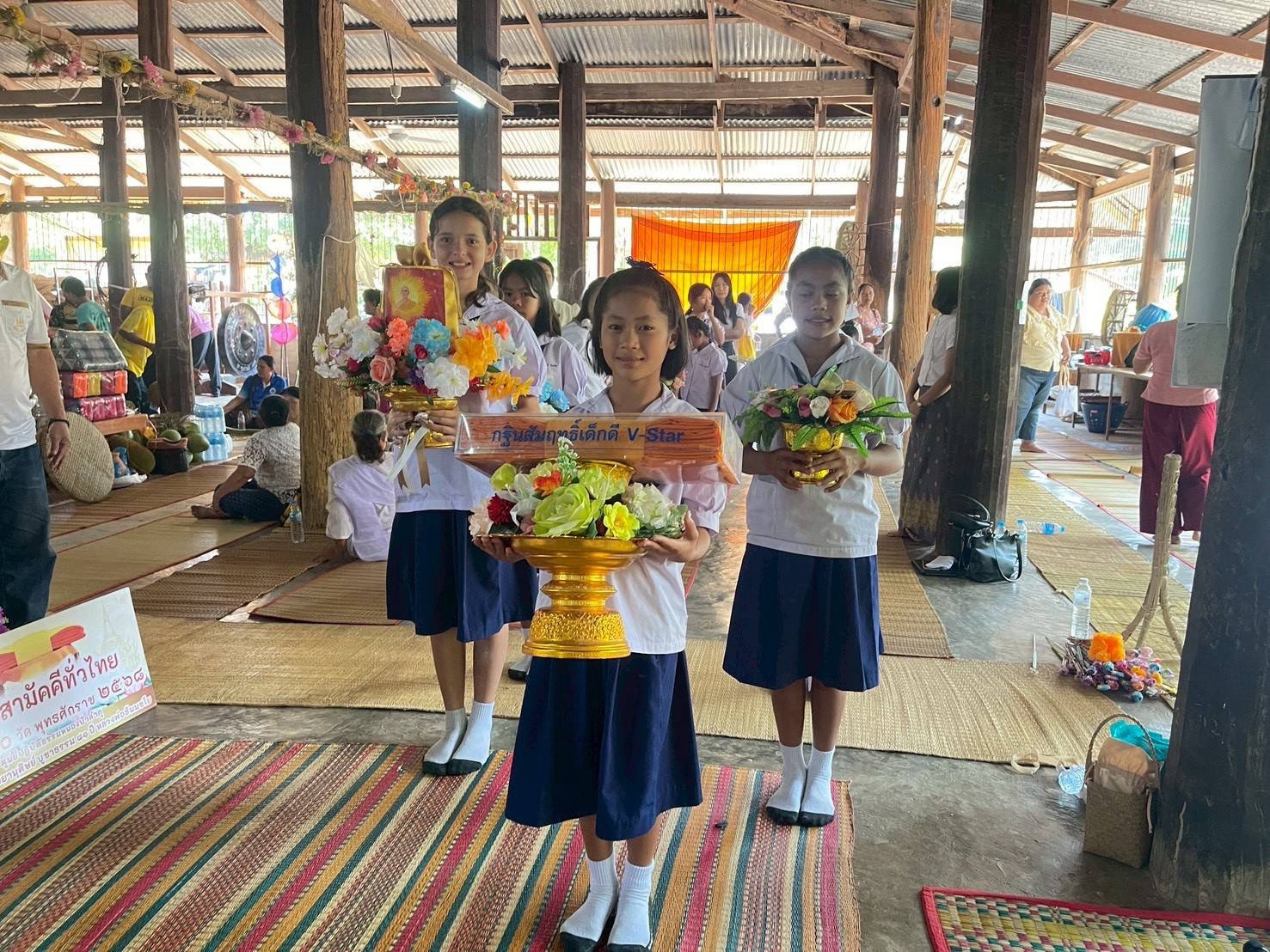 ภาพหมู่ถือพานถวายปัจจัยวัดโคกศรีสะอาด