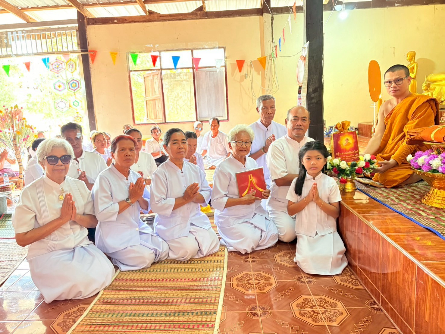 ภาพหมู่ถือพานถวายปัจจัยวัดสว่างสันติธรรม