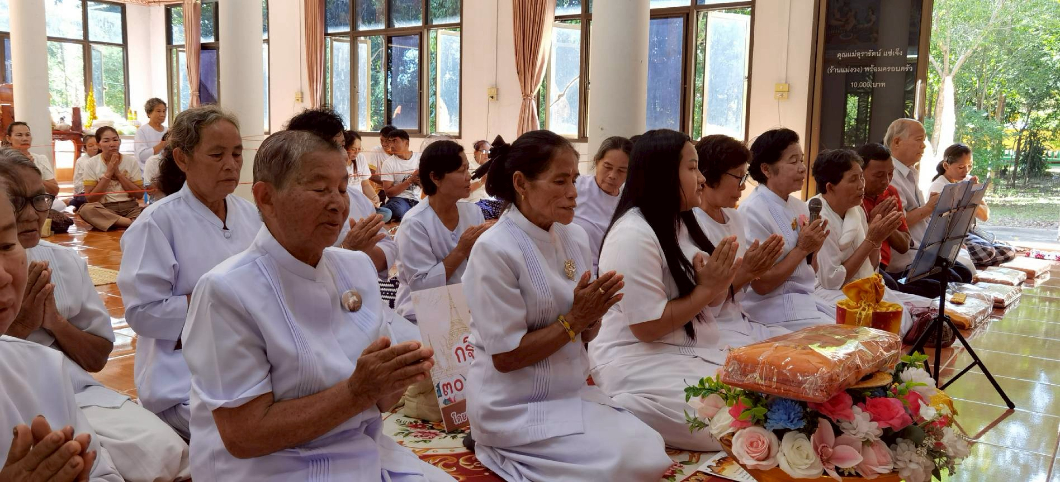 ภาพร่วมพิธีกรรมวัดสว่างกุงทอง
