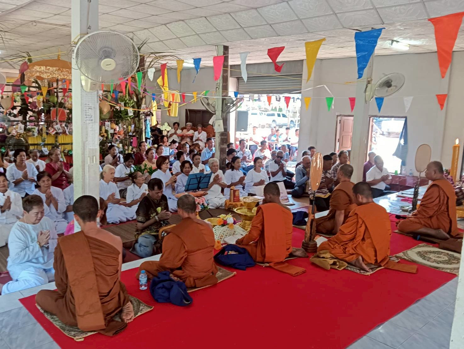 ภาพร่วมพิธีกรรมวัดสันติธรรมพัฒนา