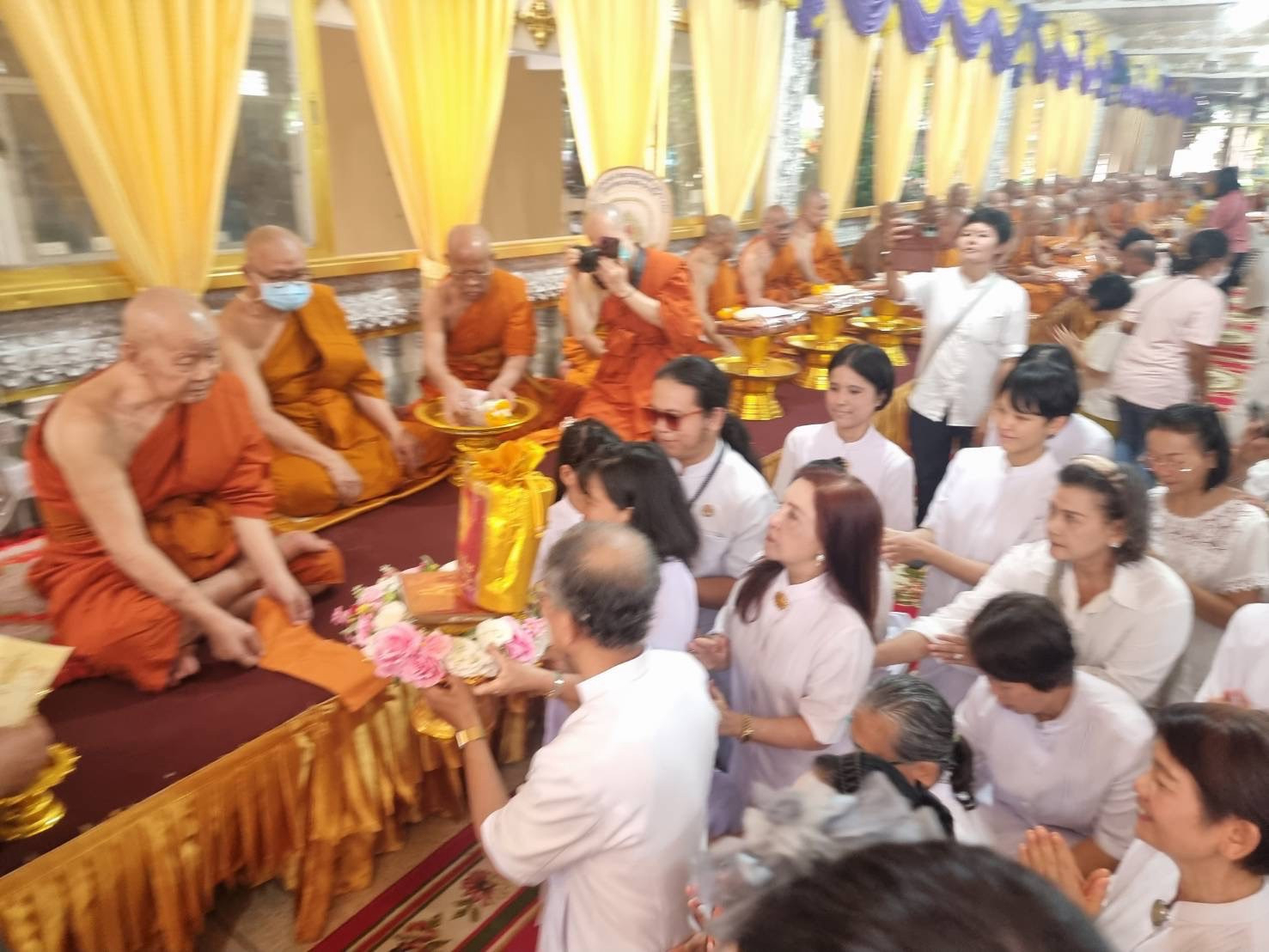 ภาพการถวายปัจจัยวัดสุวรรณประสิทธิ์