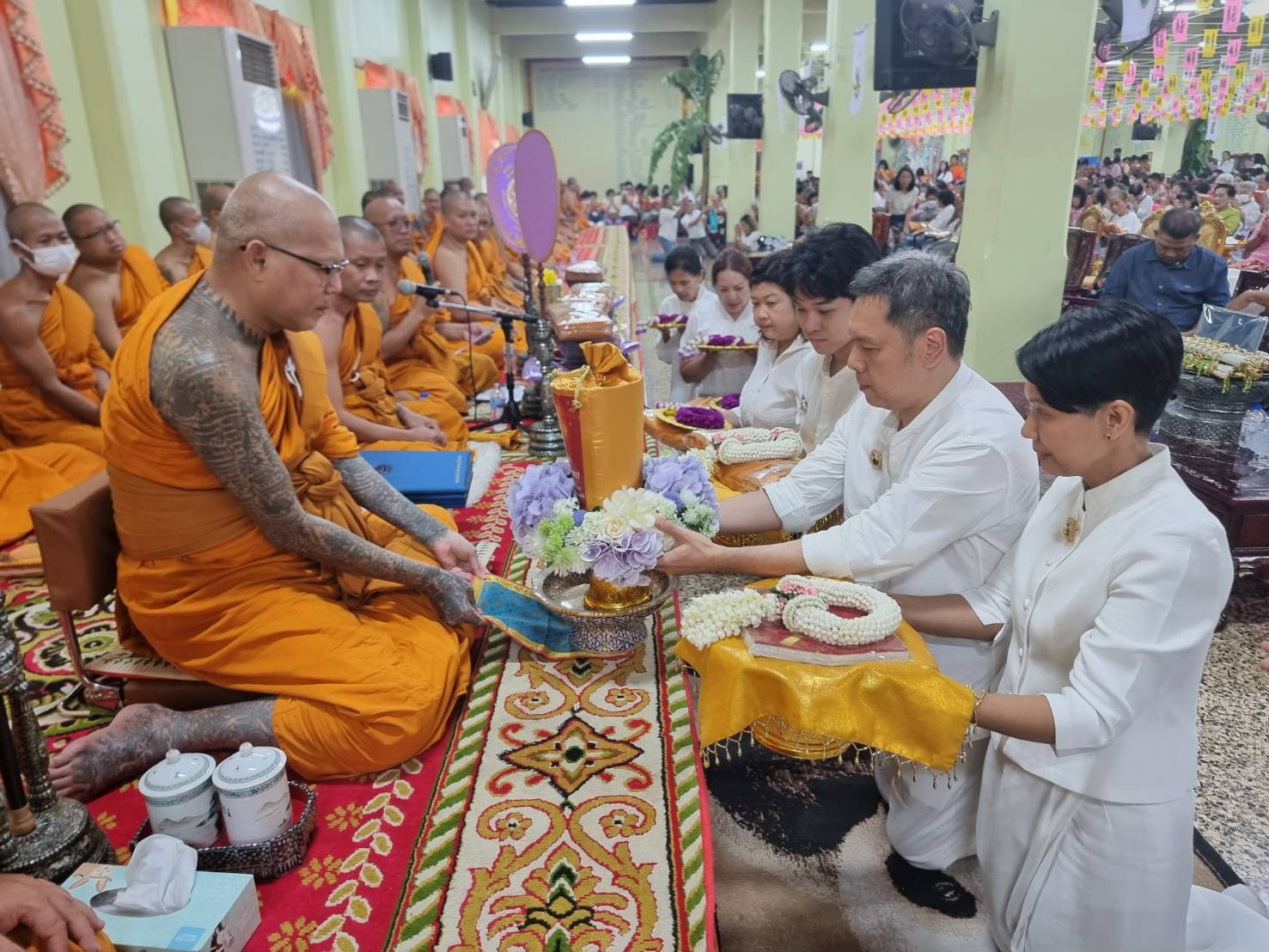 ภาพการถวายปัจจัยวัดนวลจันทร์