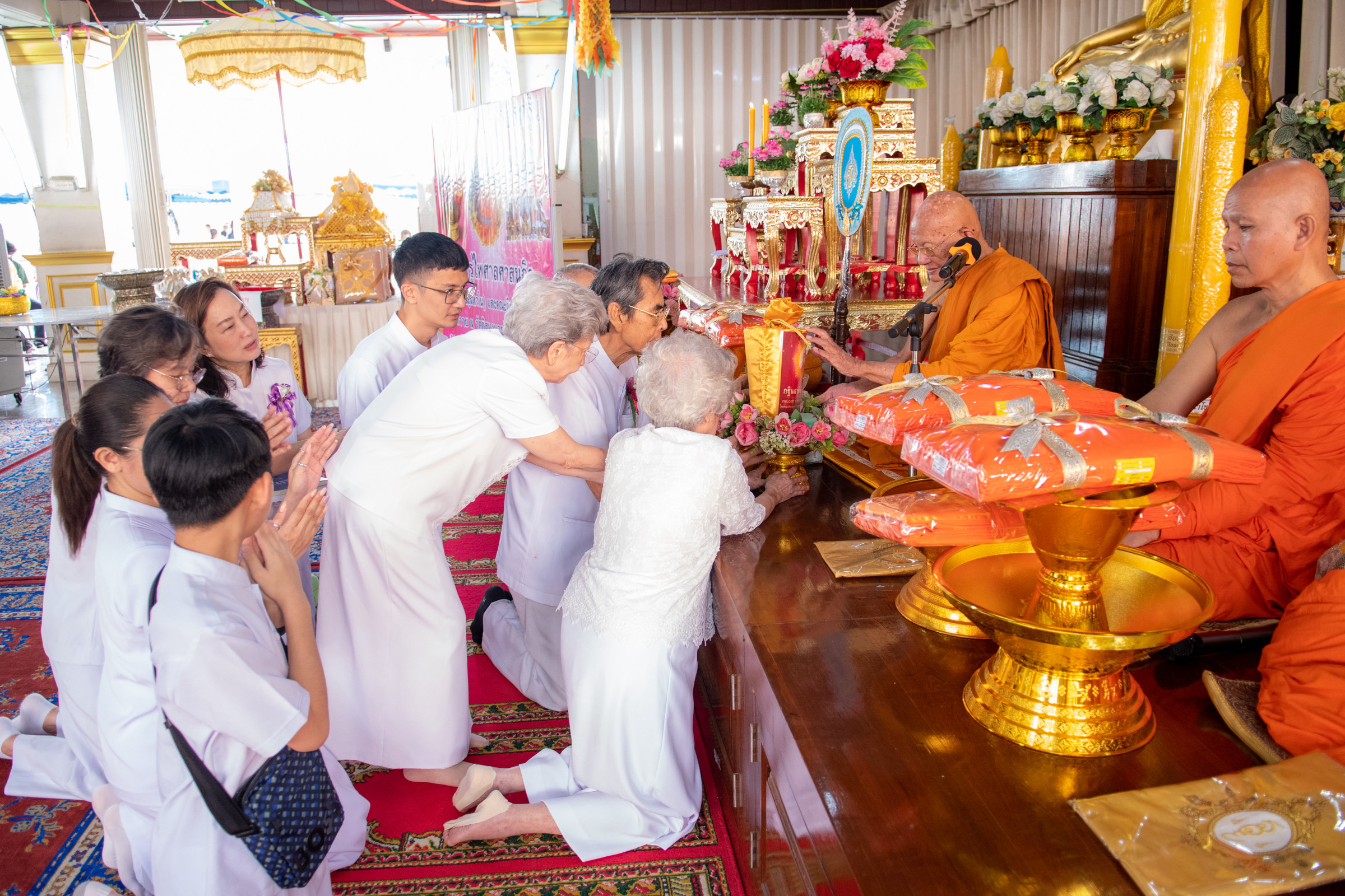 ภาพการถวายปัจจัยวัดดิสหงษาราม