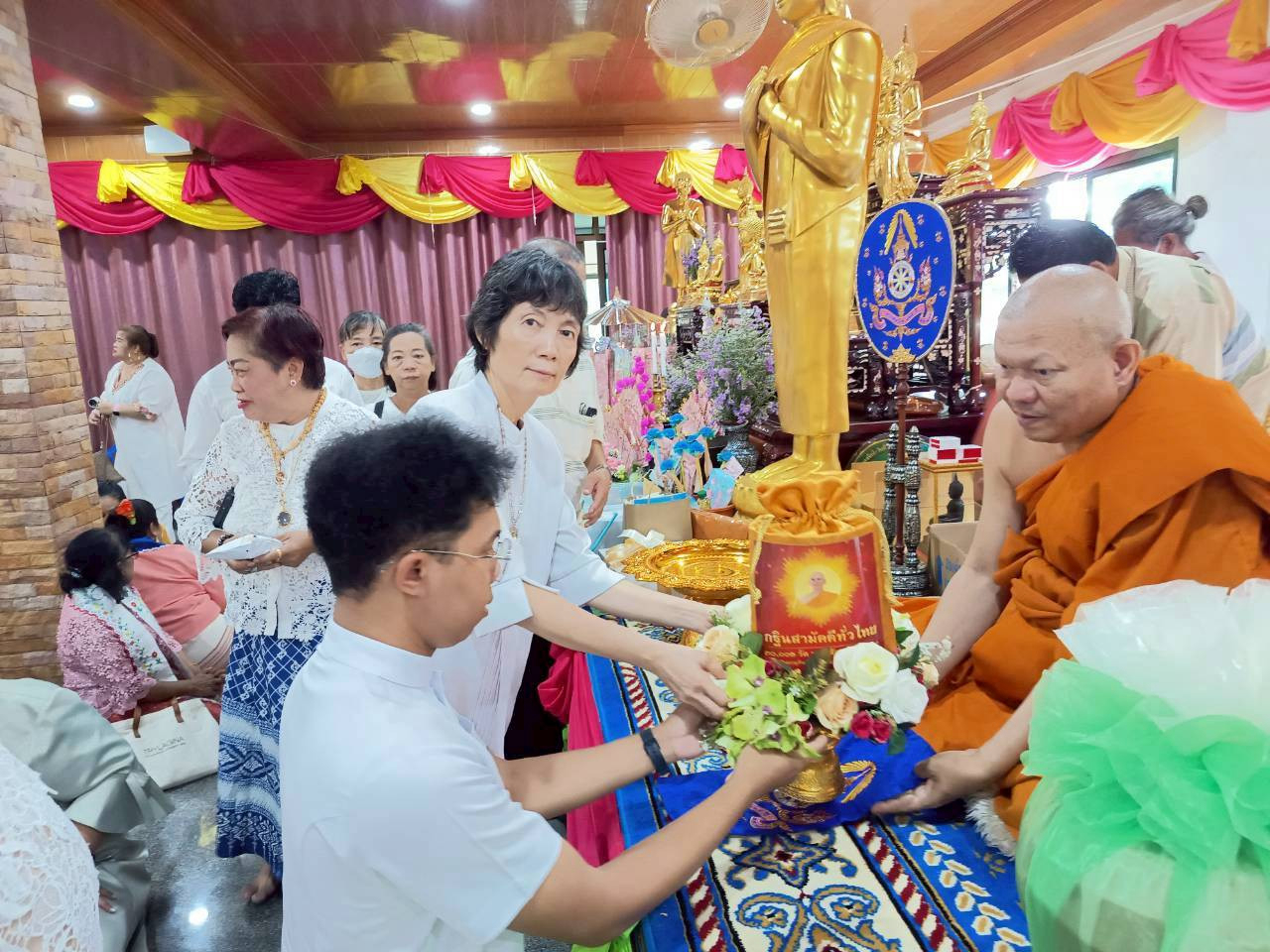 ภาพการถวายปัจจัยวัดราษฎร์นิยมธรรม