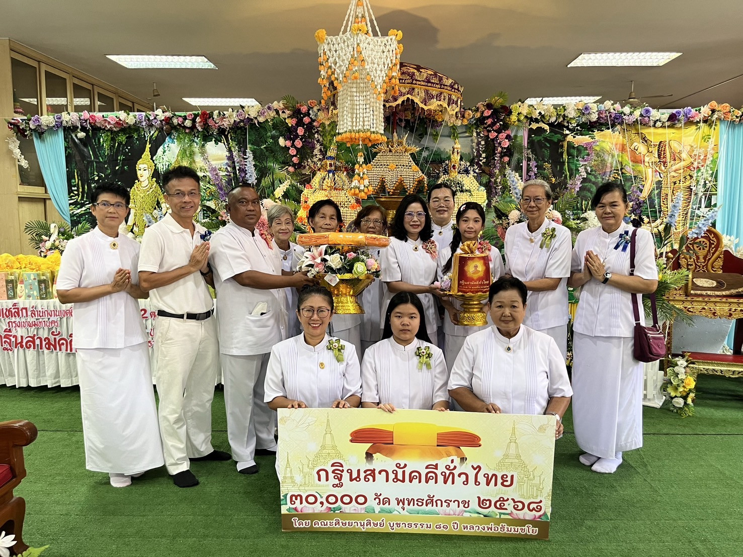 ภาพหมู่ถือพานถวายปัจจัยวัดช่างเหล็ก