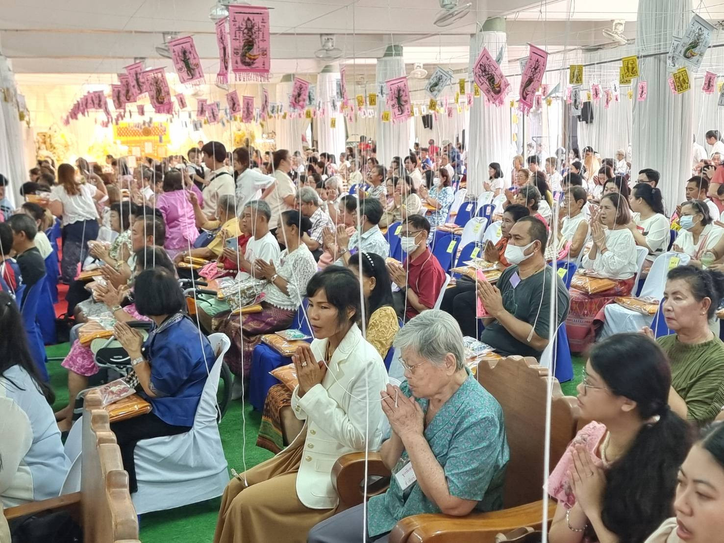 ภาพร่วมพิธีกรรมวัดลาดบัวขาว