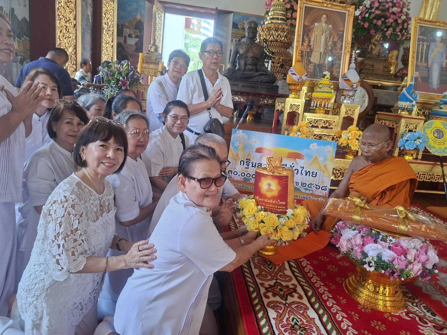 ภาพการถวายปัจจัยวัดอุทัยธาราม