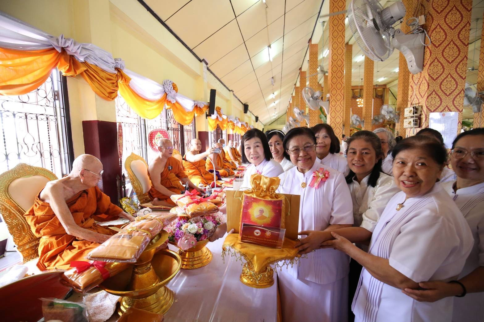 ภาพการถวายปัจจัยวัดสีกัน (พุทธสยาม)