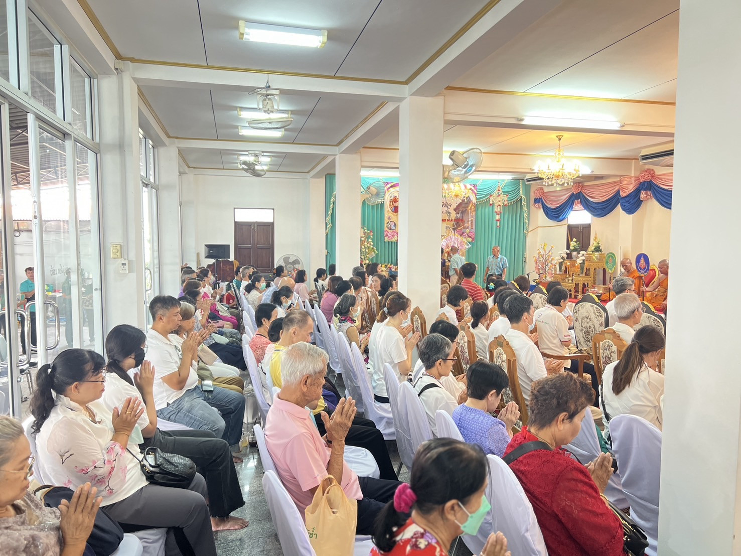 ภาพร่วมพิธีกรรมวัดกระจับพินิจ