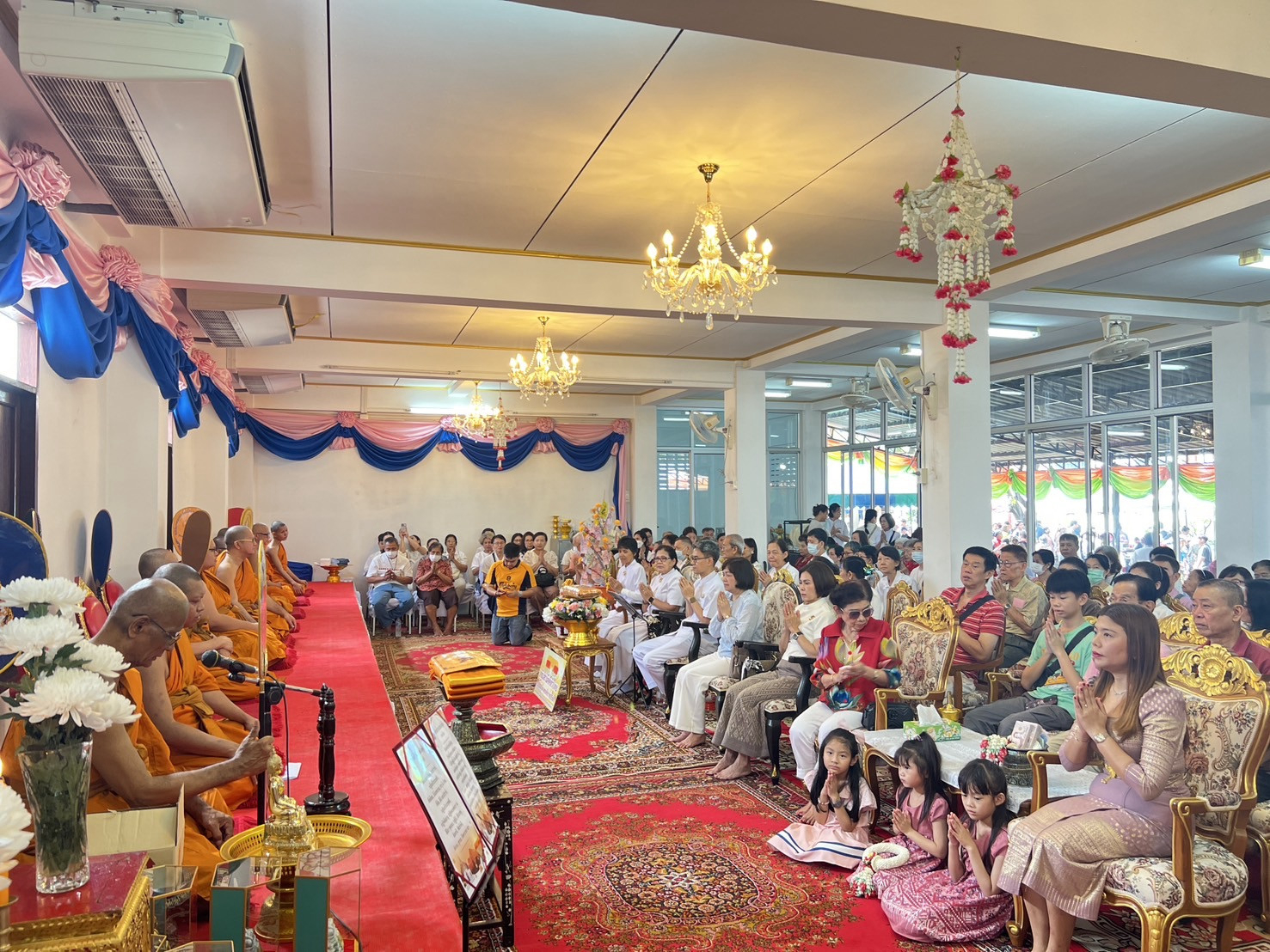 ภาพร่วมพิธีกรรมวัดกระจับพินิจ