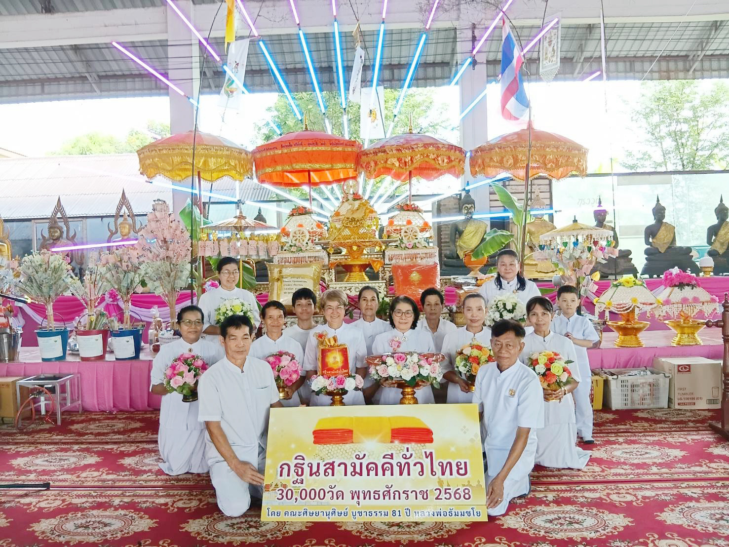 ภาพหมู่ถือพานถวายปัจจัยวัดลำกะดาน