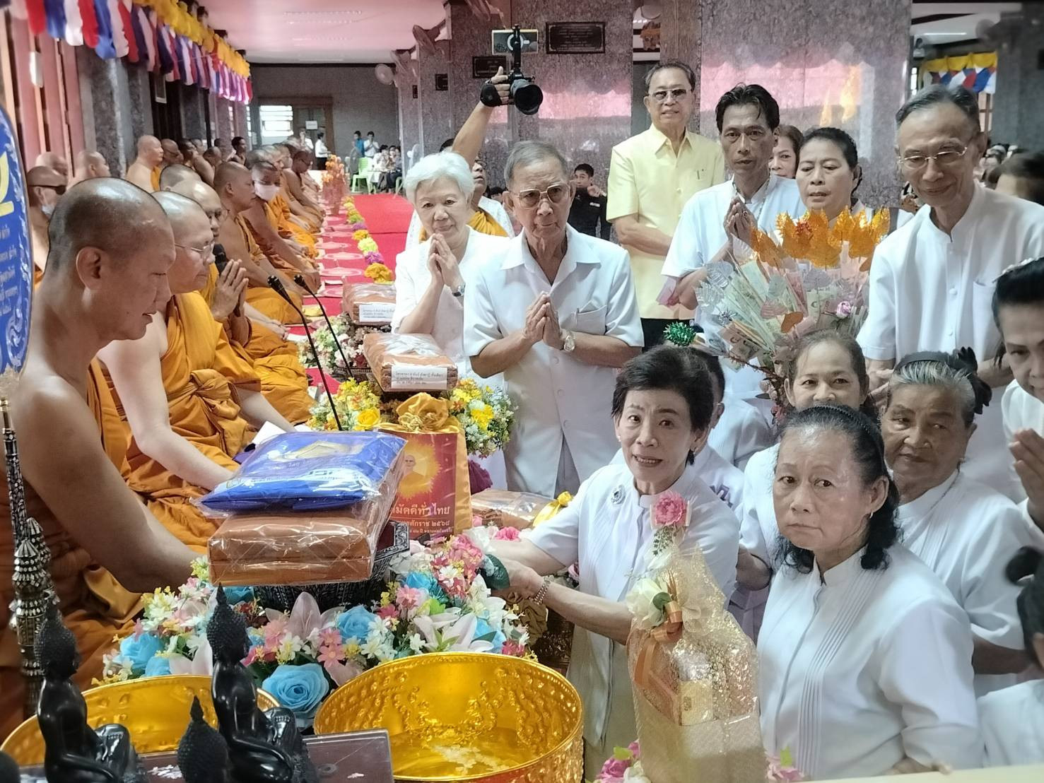 ภาพการถวายปัจจัยวัดแสนสุข