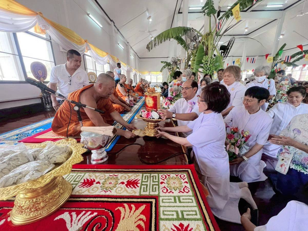 ภาพการถวายปัจจัยวัดใหม่เจริญราษฎร์