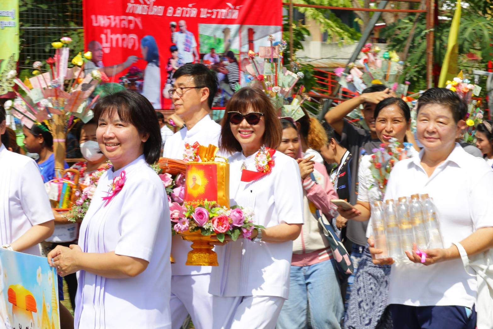 ภาพร่วมขบวนกฐินวัดพระยาสุเรนทร์