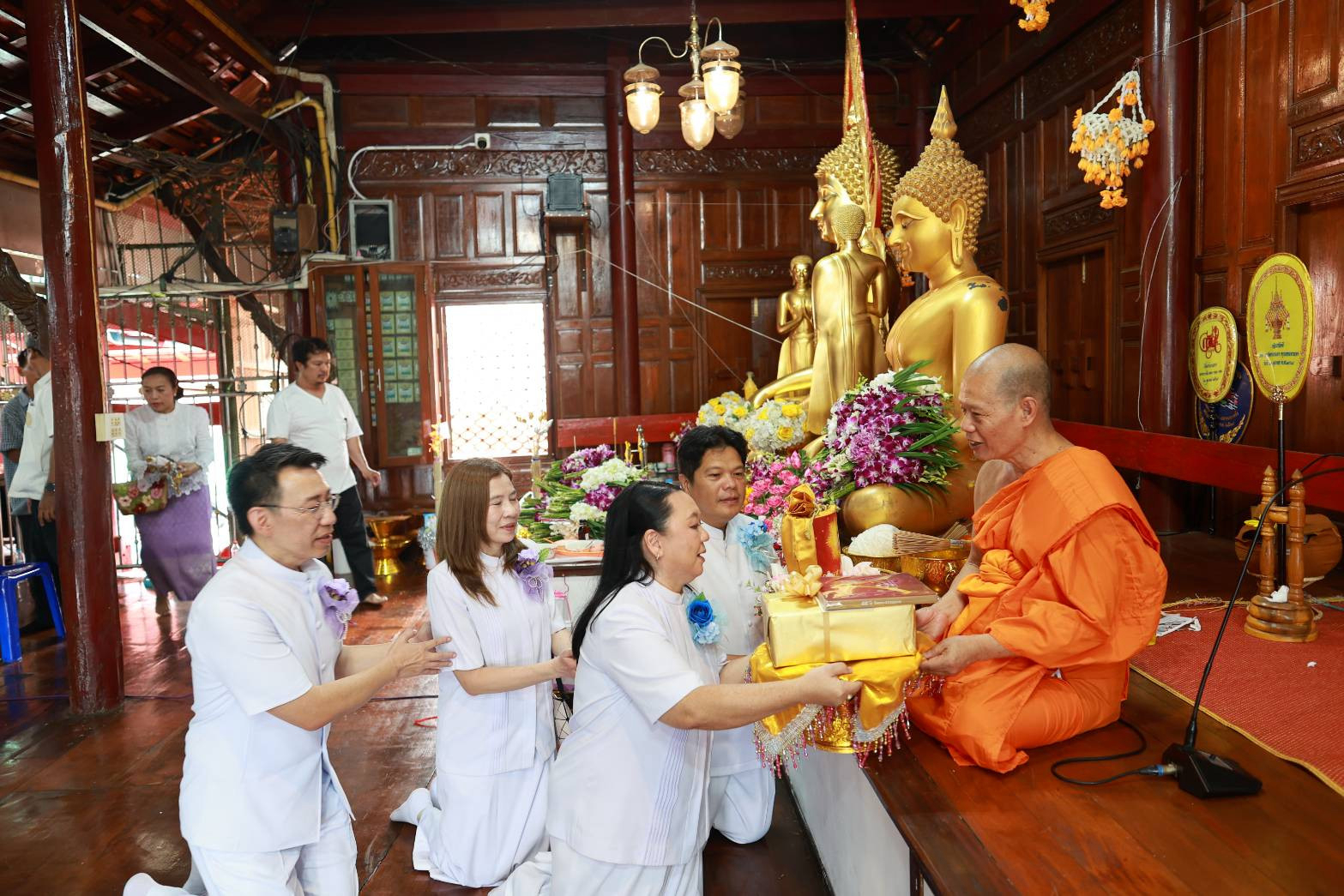 ภาพการถวายปัจจัยวัดศาลาแดง