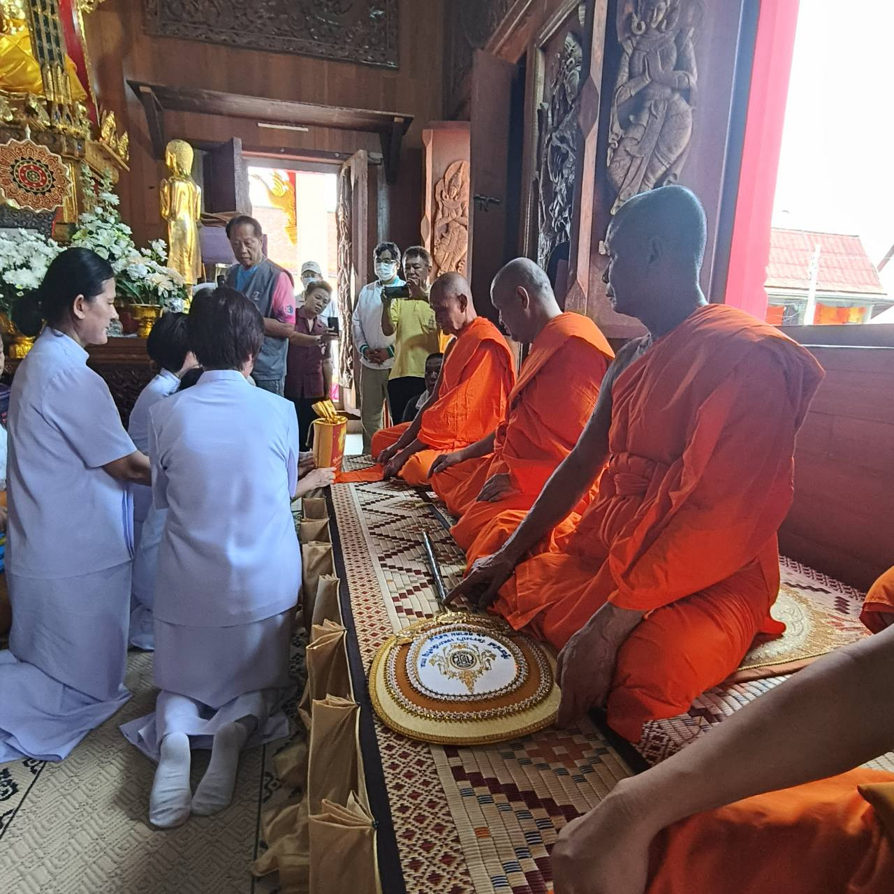 ภาพการถวายปัจจัยวัดรางบัว