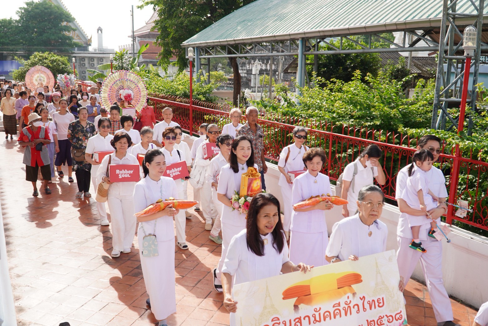 ภาพร่วมขบวนกฐินวัดฉัตรแก้วจงกลณี