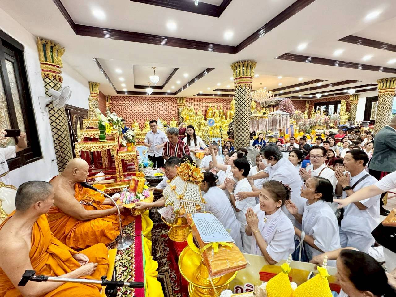 ภาพการถวายปัจจัยวัดวรจรรยาวาส